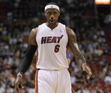 38分，7记三分，斩鹿刀出鞘！提前开启季后赛模式！詹姆斯潇洒离场