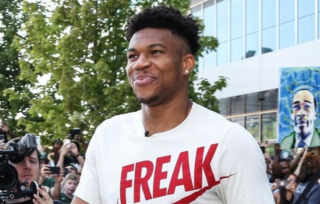 太阳报：皇马愿给红军500万欧提前引进阿诺德，让他打世俱杯