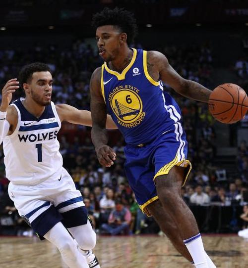 铃木一朗在对阵运动家时展示“雷射肩”传球，将跑者触杀在三垒