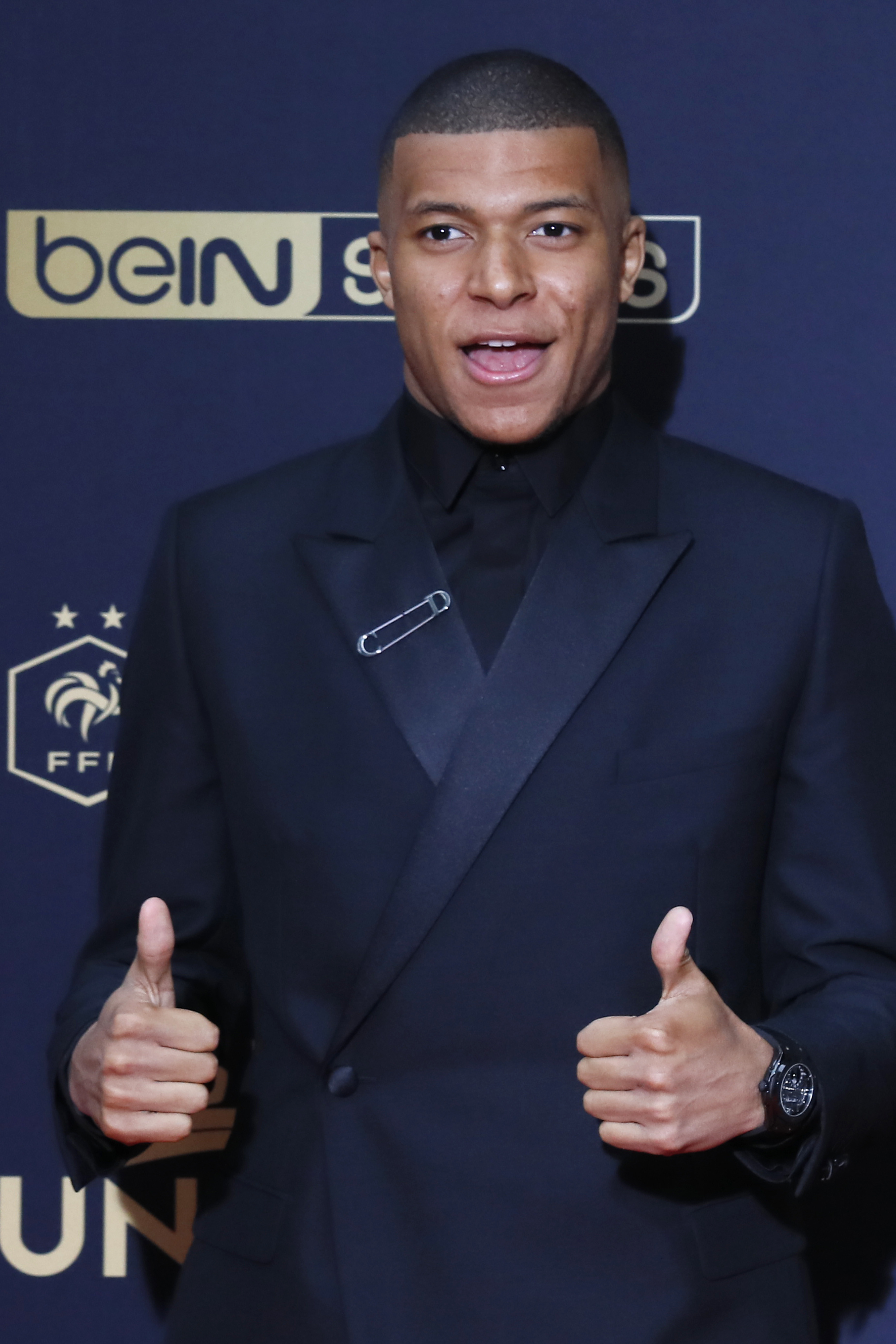 从手足无措到游刃有余，齐达内在公园学着踢毽子